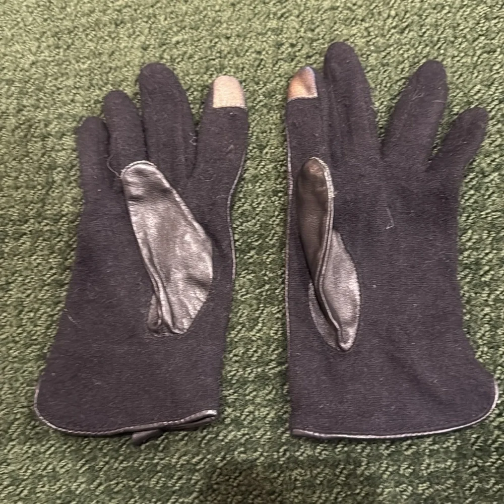 Lauren Ralph Lauren Black Gloves host pick use with your phone - Picture 11 of 12